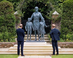 Estátua de Diana é inaugurada com a presença dos Príncipe William e Harry