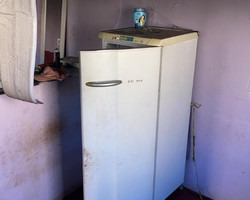 Criança de 2 anos se esconde em geladeira para fugir de incêndio em casa