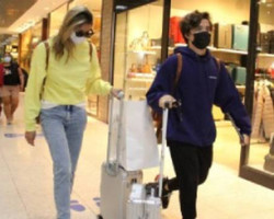 Sasha volta para São Paulo com o marido após melhora do pai 