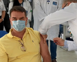 Flávio Bolsonaro se vacina e dispara: “O negacionista garantindo a vacina”