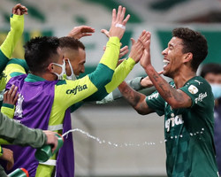 Palmeiras derrota Universidad e pega São Paulo nas quartas da Libertadores