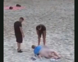 Homem furioso ataca casal que faz sexo na praia; veja vídeo