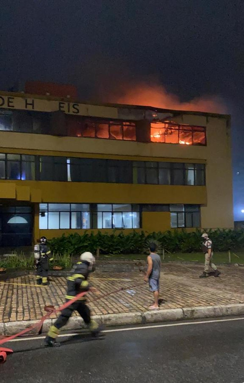 Bombeiro trabalha para debelar chamas do incêndio. (Foto; Redes Sociais)