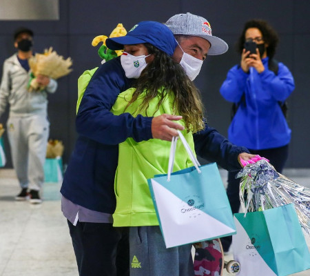 Rayssa Leal é aclamada ao chegar de skate em aeroporto de São Paulo; vídeo