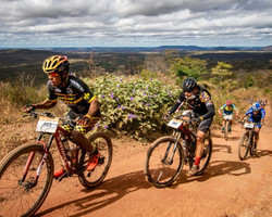 Atletas enfrentam 46 km de trilhas no primeiro dia da “Picos Pro Race”