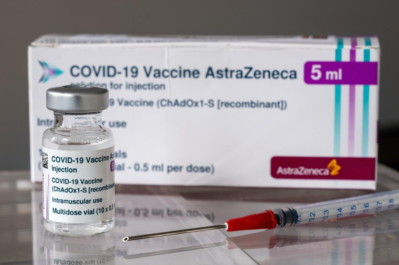 Vacina da AstraZeneca poderá ser aplicada  a segunda dose em período menor de tempo