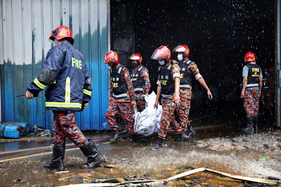 Equipes de resgate carregam corpos de vítimas do incêndio em uma fábrica em Rupganj - Mohammad Ponir Hossain/Reutes 