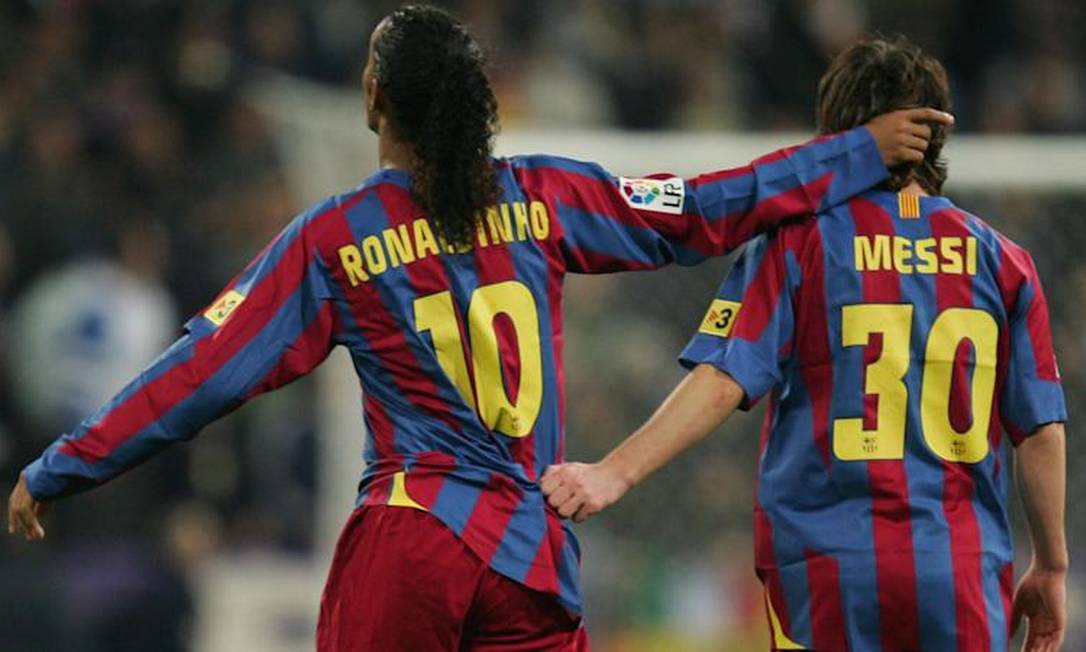 No Barcelona, Messi também usou a camisa 30, enquanto Ronaldinho Gaúcho era número 10. 