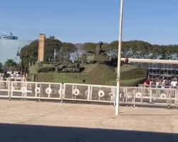 Bolsonaro acompanha desfile de tanques militares em Brasília