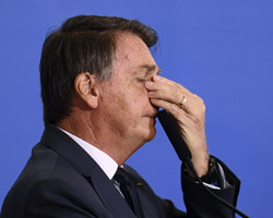 Bolsonaro diz que pedirá para Senado abrir ação contra Moraes e Barroso
