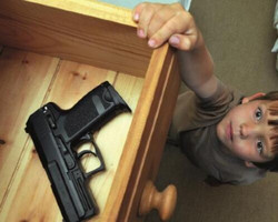Criança encontra arma do pai e mata mãe com tiro na cabeça em casa
