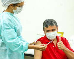 Governador Wellington Dias recebe a segunda dose da vacina contra Covid-19