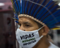 Saúde precária e anti-indígena exacerbaram mortes por COVID-19 na Amazônia