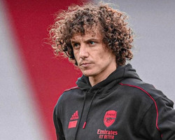 Flamengo flerta com David Luiz e torcida cobra contratação