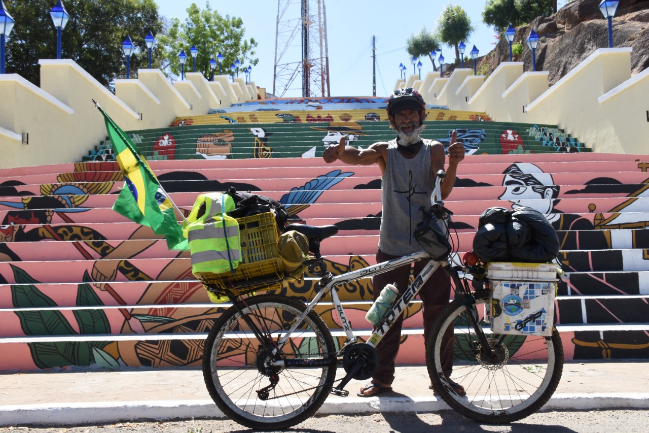 Ciclista Edson Azevedo chega à Amarante após percorrer 130 mil quilômetros ( foto: Denison Duarte\ Portal Somos Notícias) 