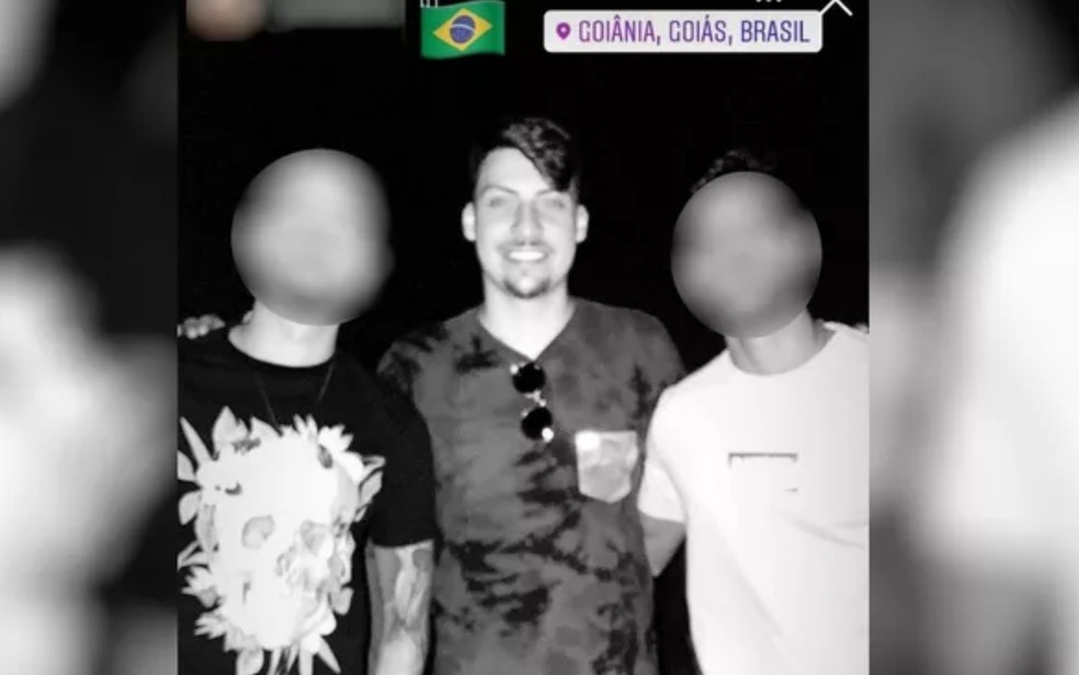 Jair Renan Bolsonaro ao lado de amigos em festa clandestina 
