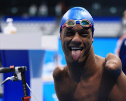 Gabriel Araújo surpreende e fatura ouro nos 200m da natação em Tóquio