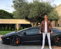 Conheça a coleção de carros de Cristiano Ronaldo; vídeo mostra luxo 