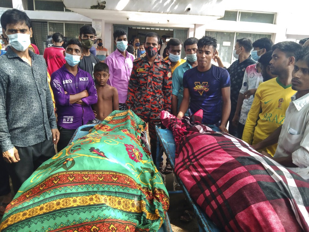 Corpos de vítimas dos raios em festa de casamento. (Foto: Md Jahangir Alom-AP)