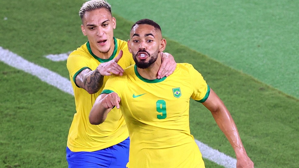 Matheus Cunha comemora gol do Brasil com Antony na final do torneio masculino de futebol das Olimpíadas de Tóquio — Foto: REUTERS/Stoyan Nenov