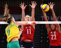 Brasil perde para os Estados Unidos e fica com prata no vôlei feminino 