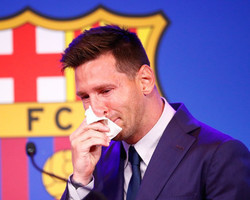 Chorando, Lionel Messi se despede do Barcelona e tem negociação com PSG