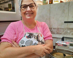 Rosinha Garotinho, ex-governdora do Rio, vende bolo caseiro pelo Instagram