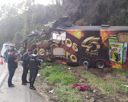 Vocalista da banda Garotos de Ouro morre em acidente com ônibus do grupo