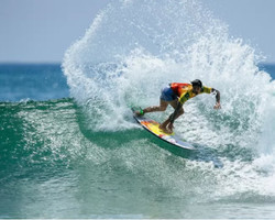 Medina vence Filipinho de novo e se consagra tricampeão mundial de surfe 