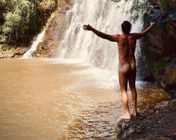 José Loreto posa pelado em cachoeira e internautas vão à loucura 