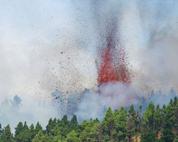 Ilhas Canárias: lava de vulcão continua a se aproximar da água