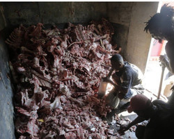 Moradores do Rio recorrem a restos de ossos e carne rejeitados por mercados