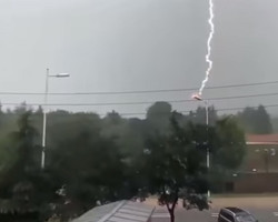 Impressionante: raio atinge poste por 11 vezes seguidas durante tempestade