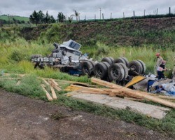 Casal e três filhos morrem em acidente com caminhão na BR-376; fotos!