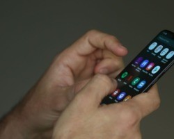 Brasileiro usa celular por um terço de seu tempo acordado, diz estudo