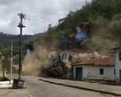 Deslizamento de terra destrói casarão histórico em Ouro Preto; vídeo!