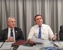 Presidente Bolsonaro negocia PEC para zerar impostos sobre combustíveis