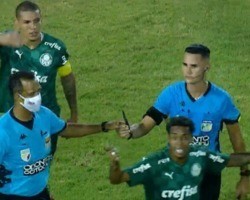 Após invasão e faca em campo, Palmeiras vence o São Paulo na Copinha