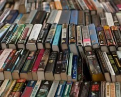 Volta às aulas impulsiona a movimentação do comércio de livros usados