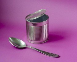Confira 7 truques fáceis para abrir uma lata sem usar o abridor
