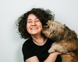 Empresa paga mais de R$ 200 mil para dono e cão virarem veganos por 3 meses