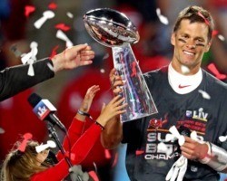Lenda da NFL, Tom Brady se aposenta aos 44 anos após 22 temporadas