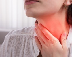 Ômicron: dor de garganta se torna o sintoma mais comum da nova variante