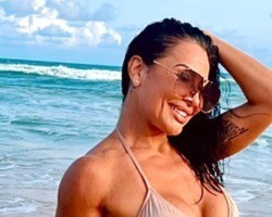 Scheila Carvalho exibe curvas de tirar o fôlego em praia da Bahia; Fotos!