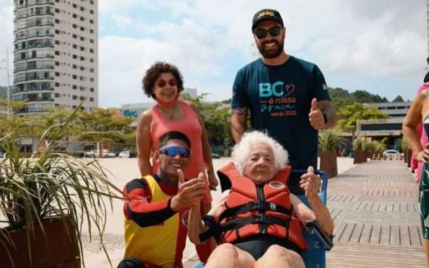 Idosa de 97 anos realiza sonho de banho de mar no dia de seu aniversário - Imagem 1