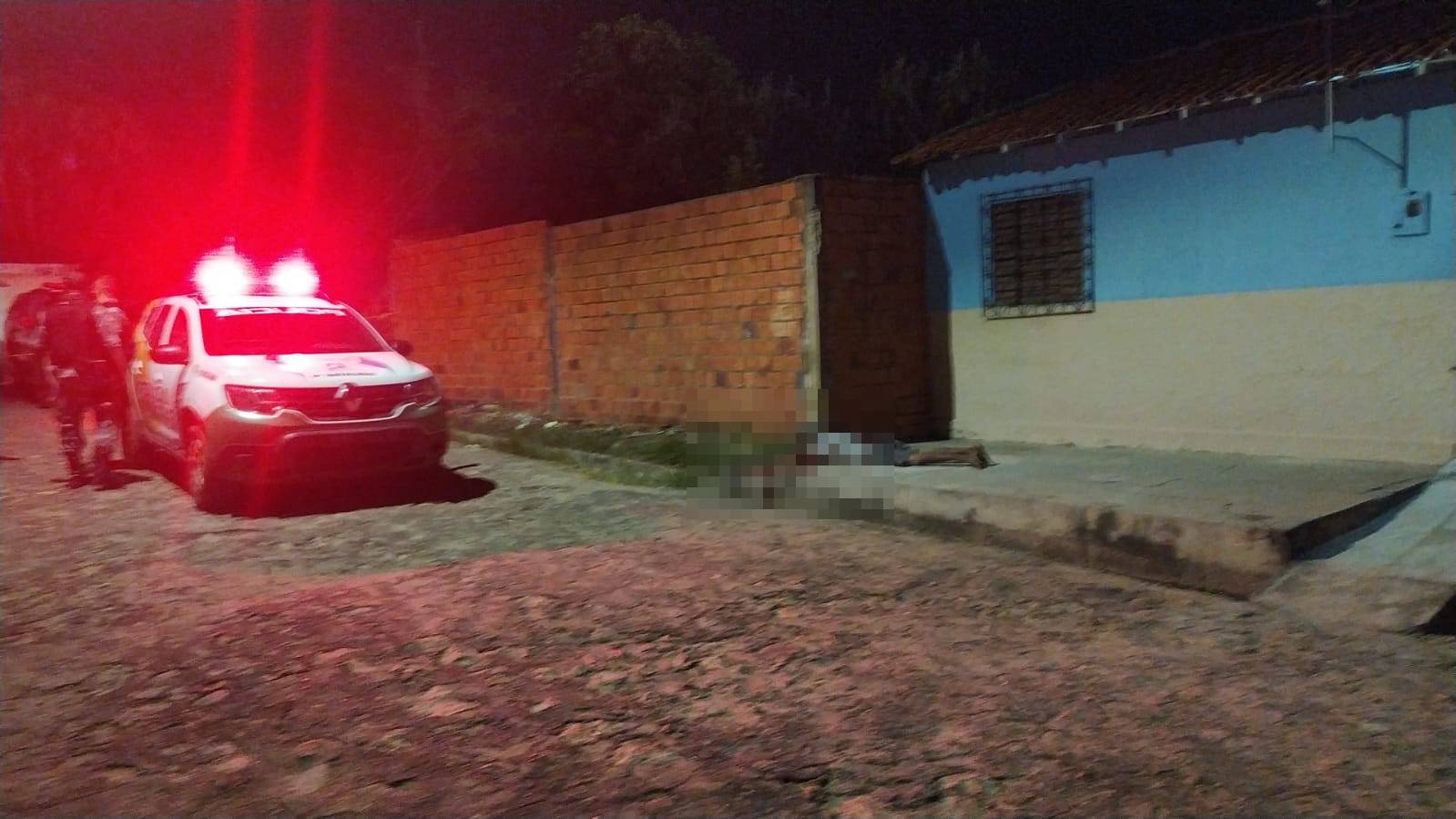 Homem é assassinado a tiros na frente de casa na zona Sudeste de Teresina (Foto: Ivan Lima/ Meio Norte)