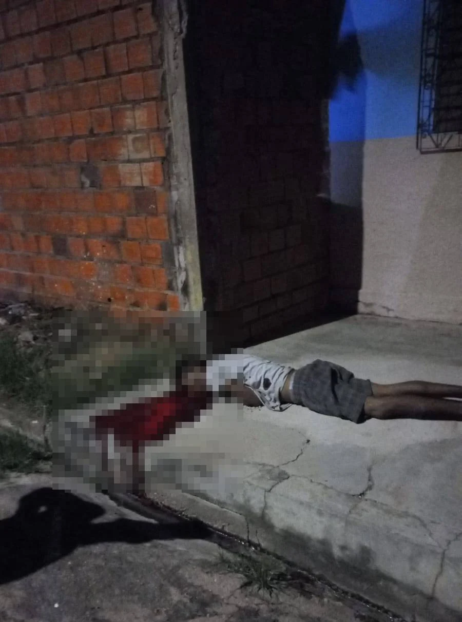 Homem é morto a tiros na frente de casa na zona Sudeste de Teresina - Primeiro homicídio (Foto: Reprodução/Ivan Lima/Meio Norte)