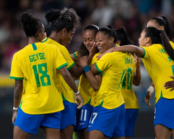 Com gol de Adriana, seleção feminina vence a Itália em amistoso 