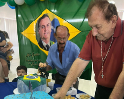 Mão Santa faz 80 anos com festa temática “Bolsonaro” e marca adesivaço
