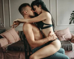 Sexo na cadeira: Veja 8 posições perfeitas para praticar sexo confortável